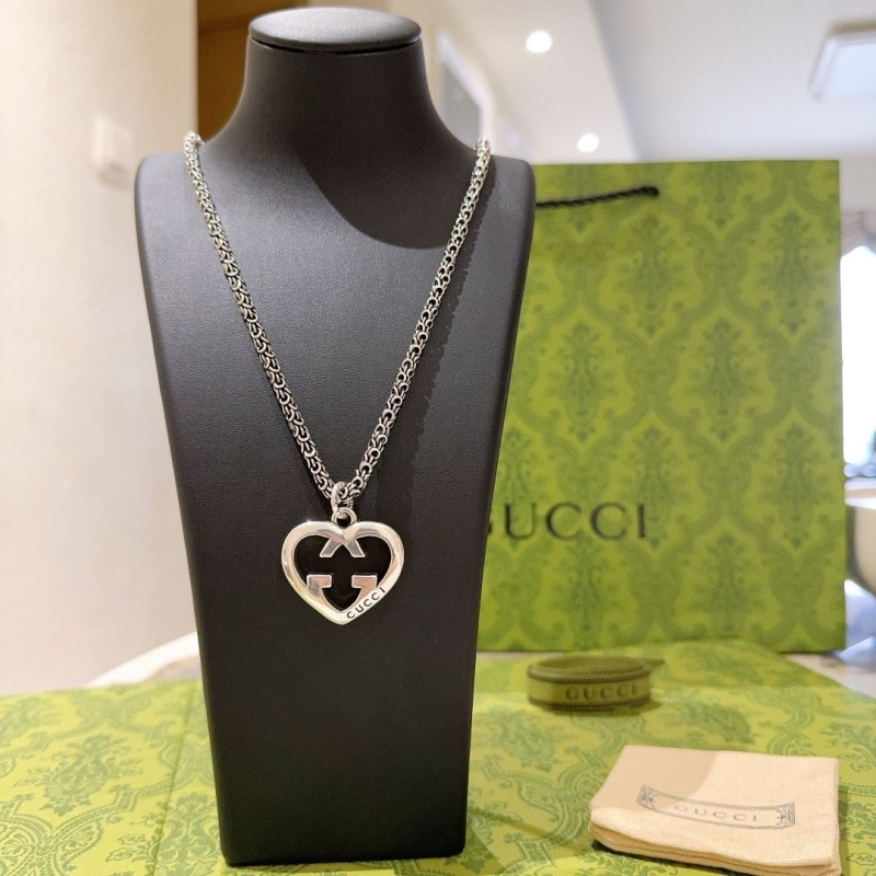 G*u*i necklaces